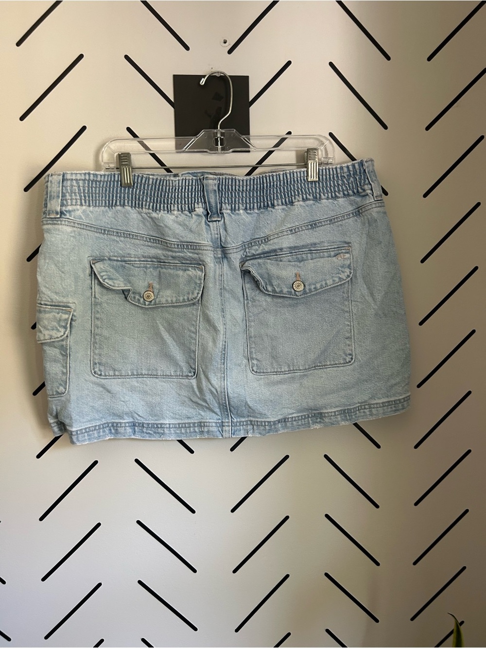 American Eagle Stretch Low-Rise A-Line Denim Cargo Mini Skirt light wash - Picture 8 of 9